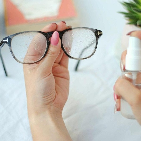 Hogyan tisztítsd meg a szemüveged? Az ujjak, szövetek és az alkohol is károsíthatja!