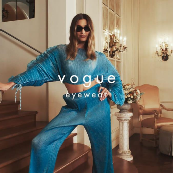 Hailey Bieber: Melyek a kedvenc szemüvegei és minden az új együttműködéséről a Vogue Eyewear-rel!