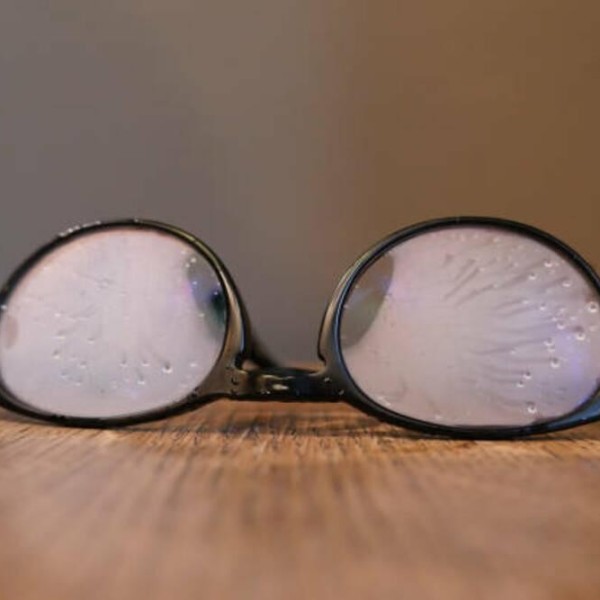 Amikor a szemüveg bepárásodik: Miként kerülhetjük el?